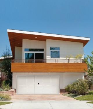 Il portone basculante Stop Security di Dierre (www.dierre.it) è certificato antieffrazione in classe 2, inoltre può integrare le serrature brevettate con meccanismo e trappole di sicurezza: a cilindro Lock Blocking System o a doppia mappa con sistema Lock Trap System. L’anima è in lamiera d’acciaio senza punti di saldatura, con rostri sui lati verticali e orizzontali dell’anta. È possibile aggiungere l’isolamento. Motorizzato, in legno, nella misura L 350 x H 250 cm, costa da 3.500 euro + Iva. Il portone basculante Stop Security di Dierre (www.dierre.it) è certificato antieffrazione in classe 2, inoltre può integrare le serrature brevettate con meccanismo e trappole di sicurezza: a cilindro Lock Blocking System o a doppia mappa con sistema Lock Trap System. L’anima è in lamiera d’acciaio senza punti di saldatura, con rostri sui lati verticali e orizzontali dell’anta. È possibile aggiungere l’isolamento. Motorizzato, in legno, nella misura L 350 x H 250 cm, costa da 3.500 euro + Iva.