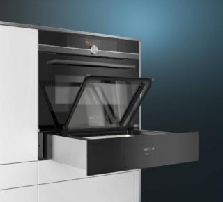 Cassetto sous vide da incasso iQ700 BV830ENB1 di Siemens ha apertura facilitata e senza maniglie con funzione push-pull. Regolabile con 4 livelli di temperatura, su 3 livelli di sottovuoto e con una capacità fino a 25 kg, ha riconoscimento automatico della modalità sottovuoto all’esterno della camera. Misura L 60 x P 56 x H 14 cm. Prezzo 3,885 euro. www.siemens-home.bsh-group.com Cassetto sous vide da incasso iQ700 BV830ENB1 di Siemens ha apertura facilitata e senza maniglie con funzione push-pull. Regolabile con 4 livelli di temperatura, su 3 livelli di sottovuoto e con una capacità fino a 25 kg, ha riconoscimento automatico della modalità sottovuoto all’esterno della camera. Misura L 60 x P 56 x H 14 cm. Prezzo 3,885 euro. www.siemens-home.bsh-group.com