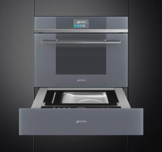 Capiente 6,5 litri, il cassetto Estetica Linea modello CPV115S di Smeg, può contenere fino a 15 kg di prodotto. Regolabile su 3 livelli (delicato, medio, forte) per il sottovuoto e anche su 3 cicli per la conservazione (delicato, conservazione, sous vide), può anche fare la marinatura e l’infusione. La pompa ha portata di 4 mc/h e è fornito con buste di differenti dimensioni. Misura L 60 x P 57 x H 15 cm. Prezzo 3.119 euro. www.smeg.it Capiente 6,5 litri, il cassetto Estetica Linea modello CPV115S di Smeg, può contenere fino a 15 kg di prodotto. Regolabile su 3 livelli (delicato, medio, forte) per il sottovuoto e anche su 3 cicli per la conservazione (delicato, conservazione, sous vide), può anche fare la marinatura e l’infusione. La pompa ha portata di 4 mc/h e è fornito con buste di differenti dimensioni. Misura L 60 x P 57 x H 15 cm. Prezzo 3.119 euro. www.smeg.it