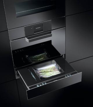 Il cassetto Icon Glass di Barazza ha funzione sottovuoto in busta a 3 livelli, sigillatura a 3 livelli, sottovuoto in contenitore a 3 livelli, funzione Chef per eseguire marinatura, maturazione, infusione a freddo ed estrazione degli oli essenziali. Dotato di programmatore digitale Touch, ha interno vasca in acciaio inox e apertura push-pull. È fornito con adattatore per contenitori, kit 50 sacchetti per conservazione e 50 sacchetti per cottura. Misura L 60 x P 55 x H 15 cm. Prezzo 3.033 euro. www.barazzasrl.it Il cassetto Icon Glass di Barazza ha funzione sottovuoto in busta a 3 livelli, sigillatura a 3 livelli, sottovuoto in contenitore a 3 livelli, funzione Chef per eseguire marinatura, maturazione, infusione a freddo ed estrazione degli oli essenziali. Dotato di programmatore digitale Touch, ha interno vasca in acciaio inox e apertura push-pull. È fornito con adattatore per contenitori, kit 50 sacchetti per conservazione e 50 sacchetti per cottura. Misura L 60 x P 55 x H 15 cm. Prezzo 3.033 euro. www.barazzasrl.it