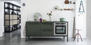 mini-cucina-tre-moduli-fantin-frame-kitchen-struttura-metallo-monocromatico-verde