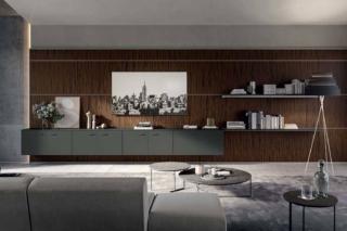 È composta da pannelli modulabili la parete attrezzata Boiserie P1 di Quadrifoglio Group che è disponibile in diverse finiture: legno impiallacciato, melaminico e laccato. Sono presenti ripiani e moduli integrati che permettono di dare vita a composizioni in grado di soddisfare le diverse esigenze. Misura L 403 cm. Prezo a partire da 5.800 euro circa (per la versione con i pannelli in laccato). www.quadrifoglio.com È composta da pannelli modulabili la parete attrezzata Boiserie P1 di Quadrifoglio Group che è disponibile in diverse finiture: legno impiallacciato, melaminico e laccato. Sono presenti ripiani e moduli integrati che permettono di dare vita a composizioni in grado di soddisfare le diverse esigenze. Misura L 403 cm. Prezo a partire da 5.800 euro circa (per la versione con i pannelli in laccato). www.quadrifoglio.com