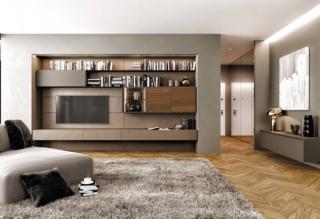 Le raffinate tonalità della terra per il mobile da soggiorno Solida Day di La Casa Moderna che trova posto nella nicchia: è composto da una boiserie a parete con basi sospese in materico nella parte inferiore e da una serie di pensili con le ante in legno, vetro e laccato opaco grigio e di comode mensole porta tutto in metallo scuro. Misura L 389,4 x P 54,6/35,4 x H 234 cm. Prezzo a partire da € 3.950 euro. www.lacasamoderna.com Le raffinate tonalità della terra per il mobile da soggiorno Solida Day di La Casa Moderna che trova posto nella nicchia: è composto da una boiserie a parete con basi sospese in materico nella parte inferiore e da una serie di pensili con le ante in legno, vetro e laccato opaco grigio e di comode mensole porta tutto in metallo scuro. Misura L 389,4 x P 54,6/35,4 x H 234 cm. Prezzo a partire da € 3.950 euro. www.lacasamoderna.com