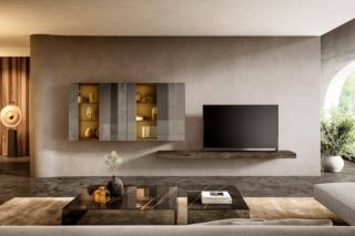 Un grande modulo contenitore con apertura brevettata per la parete attrezzata N.O.W. - comp. 1404 di Lago che è leggera e decorativa nello stesso tempo grazie alle ante in vetro lucido havana e moka con inserti in vetro trasparente bronzato che, grazie al sistema di illuminazione interno, permettono di esporre gli oggetti come in una vetrina. È un elemento di arredo modulare in grado di adattarsi a qualsiasi ambiente. La composizione è completata dalla lunga mensola sospesa nella calda finitura Wildwood grigio su cui trova posto lo schermo. Misura L 360/184 x P 40,6 x H 155/94,1 cm. Prezzo su richiesta. www.lago.it Un grande modulo contenitore con apertura brevettata per la parete attrezzata N.O.W. - comp. 1404 di Lago che è leggera e decorativa nello stesso tempo grazie alle ante in vetro lucido havana e moka con inserti in vetro trasparente bronzato che, grazie al sistema di illuminazione interno, permettono di esporre gli oggetti come in una vetrina. È un elemento di arredo modulare in grado di adattarsi a qualsiasi ambiente. La composizione è completata dalla lunga mensola sospesa nella calda finitura Wildwood grigio su cui trova posto lo schermo. Misura L 360/184 x P 40,6 x H 155/94,1 cm. Prezzo su richiesta. www.lago.it