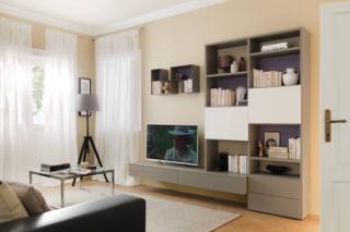 Laminato Betulla per la struttura della composizione LV 111 della Linea Living Collection di Moretti Compact che è composta dalla libreria Outline con schiene laccate a contrasto color Mora e da due elementi wallbox color Tortora. Inoltre è presente una luce a Led, posta sotto il mobile composto dai moduli sospesi, che, arrivando dal basso, non affatica gli occhi e permette di guardare la televisione in modo corretto, senza la luce diretta del lampadario che può creare disturbo. Misura L 254,7 x P 41,3 x H 207,5 cm. Prezzo a partire da 2.360 euro. www.moretticompact.it Laminato Betulla per la struttura della composizione LV 111 della Linea Living Collection di Moretti Compact che è composta dalla libreria Outline con schiene laccate a contrasto color Mora e da due elementi wallbox color Tortora. Inoltre è presente una luce a Led, posta sotto il mobile composto dai moduli sospesi, che, arrivando dal basso, non affatica gli occhi e permette di guardare la televisione in modo corretto, senza la luce diretta del lampadario che può creare disturbo. Misura L 254,7 x P 41,3 x H 207,5 cm. Prezzo a partire da 2.360 euro. www.moretticompact.it
