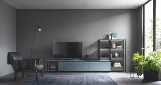 Un lungo piano in vetro opaco Verde Ottanio e una serie di basi laccate opache coordinate per la composizione Formalia di Scavolini, caratterizzata da uno sviluppo lineare e da una colorazione insolita e ricercata che la rende protagonista indiscussa del living contemporaneo. È completata dal Sistema Parete Status, una struttura modulare a giorno in metallo finitura nera con mensole e schienali in laccato opaco Grigio Ferro. Prezzo su richiesta. www.scavolini.com Un lungo piano in vetro opaco Verde Ottanio e una serie di basi laccate opache coordinate per la composizione Formalia di Scavolini, caratterizzata da uno sviluppo lineare e da una colorazione insolita e ricercata che la rende protagonista indiscussa del living contemporaneo. È completata dal Sistema Parete Status, una struttura modulare a giorno in metallo finitura nera con mensole e schienali in laccato opaco Grigio Ferro. Prezzo su richiesta. www.scavolini.com