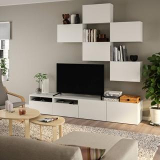 Il design essenziale e il colore bianco rendono la composizione per Tv Besta /Lappviken di Ikea Italia facile da ambientare e senza tempo. I vani chiusi consentono di nascondere oggetti, apparecchi e dispositivi, lasciando il living in perfetto ordine. I fori nella parte superiore permettono di nascondere i cavi nel mobile TV; inoltre i ripiani sono regolabili in base alle diverse esigenze. I pensili, posizionati sfalsati, danno vita a una composizione a parete in cui è possibile esporre oggetti e libri. Misura L 240 x P 42 x H 230 cm. Prezzo 447,50 euro. www.ikea.com Il design essenziale e il colore bianco rendono la composizione per Tv Besta /Lappviken di Ikea Italia facile da ambientare e senza tempo. I vani chiusi consentono di nascondere oggetti, apparecchi e dispositivi, lasciando il living in perfetto ordine. I fori nella parte superiore permettono di nascondere i cavi nel mobile TV; inoltre i ripiani sono regolabili in base alle diverse esigenze. I pensili, posizionati sfalsati, danno vita a una composizione a parete in cui è possibile esporre oggetti e libri. Misura L 240 x P 42 x H 230 cm. Prezzo 447,50 euro. www.ikea.com