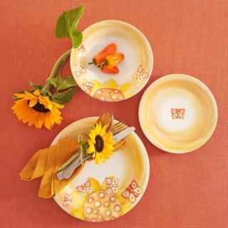 Grandi e allegri fiori di girasole con farfalline dal sapore naif decorano il bordo dei piatti della linea Marisol di Thun che anche da soli, su una tovaglia candida, danno vita ad una mise en place allegra, colorata e adatta a gustarele ricette estive. Sono realizzati in pregiata porcellana decorata sottosmalto e sono lavabili in lavastoviglie. Prezzo 39,90 euro (per il set da 6 pezzi). www.thun.com Grandi e allegri fiori di girasole con farfalline dal sapore naif decorano il bordo dei piatti della linea Marisol di Thun che anche da soli, su una tovaglia candida, danno vita ad una mise en place allegra, colorata e adatta a gustarele ricette estive. Sono realizzati in pregiata porcellana decorata sottosmalto e sono lavabili in lavastoviglie. Prezzo 39,90 euro (per il set da 6 pezzi). www.thun.com