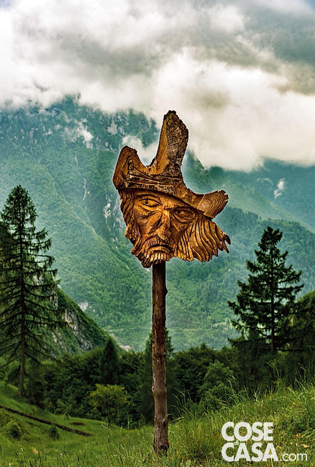 Una delle sculture di Mauro Corona