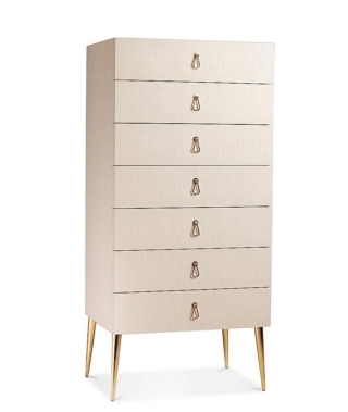 Sette cassetti impreziositi da maniglie gioiello in metallo dorato coordinate con i sottili piedi a cono per City di Cantori, con struttura in legno chiaro. Misura L 72 x P 53 x H 156 cm; prezzo a partire da 6.180 euro. www.cantori.it