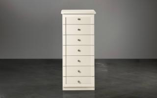 Cecilia di Mondo Convenienza (www.mondoconv.it) è patinato beige con maniglie a pomolo intarsiate dall'eleganza country. Misura L 57 x P 48 x H 131 cm. Prezzo 270 euro. www.mondoconv.it