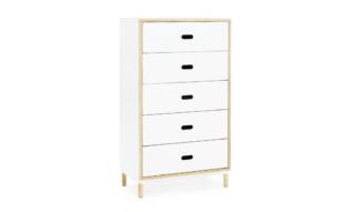 In stile industrial, Kabino Dresser 5 Drawers White di Normann Copenhagen ha cinque cassetti con maniglie in acciaio e chiusura silenziata tramite funzione soft-close. La struttura in MDF verniciato ha il telaio in frassino. I frontali sono in alluminio laccato opaco bianco. Misura L 74,2 x P 41 x H 127 cm. Prezzo 1.275 euro. www.normann-copenhagen.com