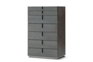 Finitura effetto pelle “Galuchat” e maniglie in nickel nero lucido per Ari di Flou a sette cassetti con ritorno automatico. Misura L 85 x P 52 x H 133 cm. Prezzo 8,990 euro. www.flou.it