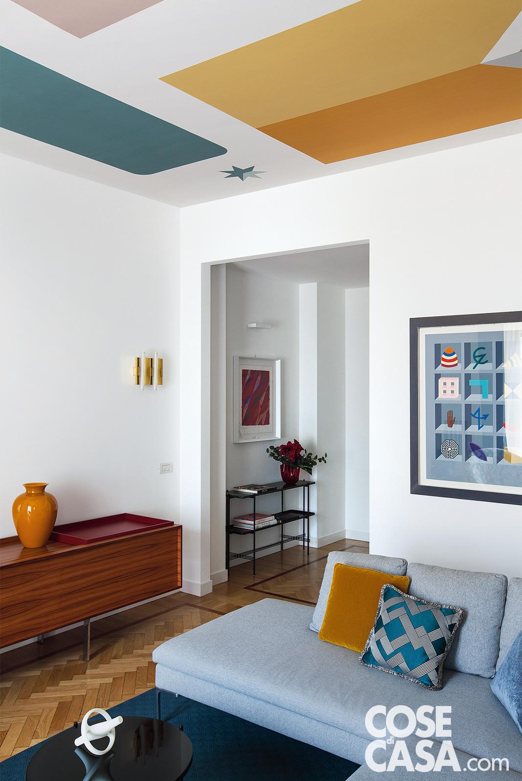 Nella zona conversazione madia vintage divano in tessuto grigio e soffitto a colori vivaci Nella zona conversazione madia vintage divano in tessuto grigio e soffitto a colori vivaci