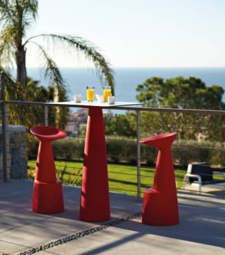 Ha la base scultorea realizzata in resistente polietilene rosso il tavolo alto Hoplà di Slide; il piano quadrato in HPL bianco ne sottolinea lo stile contemporaneo. È disponibile in numerose varianti di colore e nella versione luminosa. Misura L 69 x P 69 x H 110 cm. Prezzo 408,70 euro. Gli sgabelli Voilà hanno la seduta ergonomica e sono completamente realizzati in polietilene che permette di usarli sia all'interno sia all'esterno. Misurano L 35 x P 38 x H 84 cm. Prezzo 250,10 euro cad. www.slidedesign.it Ha la base scultorea realizzata in resistente polietilene rosso il tavolo alto Hoplà di Slide; il piano quadrato in HPL bianco ne sottolinea lo stile contemporaneo. È disponibile in numerose varianti di colore e nella versione luminosa. Misura L 69 x P 69 x H 110 cm. Prezzo 408,70 euro. Gli sgabelli Voilà hanno la seduta ergonomica e sono completamente realizzati in polietilene che permette di usarli sia all'interno sia all'esterno. Misurano L 35 x P 38 x H 84 cm. Prezzo 250,10 euro cad. www.slidedesign.it