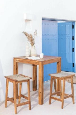 Legno di acacia nella finitura naturale per il tavolo alto da giardino Tenay di Sklum che ha un aspetto solido e compatto. Il piano a doghe e le gambe sono “impreziosite” dalla venatura e dai nodi che rendono unico ogni pezzo. Può essere utilizzato anche in casa, magari accostato ad una cucina in acciaio. Misura L 85 x P 85 x H 96 cm. Prezzo 199,95 euro. Gli sgabelli coordinati hanno la seduta in corda intrecciata beige, misurano L 45 x P  40 x H 65,5 cm e costano 64,95 euro cad.    www.sklum.com Legno di acacia nella finitura naturale per il tavolo alto da giardino Tenay di Sklum che ha un aspetto solido e compatto. Il piano a doghe e le gambe sono “impreziosite” dalla venatura e dai nodi che rendono unico ogni pezzo. Può essere utilizzato anche in casa, magari accostato ad una cucina in acciaio. Misura L 85 x P 85 x H 96 cm. Prezzo 199,95 euro. Gli sgabelli coordinati hanno la seduta in corda intrecciata beige, misurano L 45 x P  40 x H 65,5 cm e costano 64,95 euro cad.    www.sklum.com