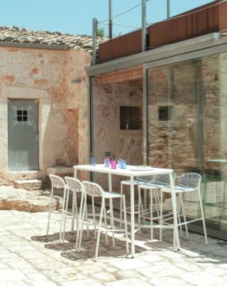 Permette di ospitare tavolate numerose il tavolo alto Yard di Emu con l'esile struttura tubolare realizzata in alluminio verniciato bianco che lo rende leggero e maneggevole; il piano in alluminio tono su tono è disponibile anche nelle varianti inox naturale o frassino termotrattato. Misura  L 180 x P 70 x H 105 cm. Prezzo 1.515 euro. Gli sgabelli coordinati hanno la seduta e lo schienale realizzati con cinghie elastiche colorate. Misurano L 50,5 x P 50,5 x H 95 cm. Prezzo 389 euro cad. www.emu.it Permette di ospitare tavolate numerose il tavolo alto Yard di Emu con l'esile struttura tubolare realizzata in alluminio verniciato bianco che lo rende leggero e maneggevole; il piano in alluminio tono su tono è disponibile anche nelle varianti inox naturale o frassino termotrattato. Misura  L 180 x P 70 x H 105 cm. Prezzo 1.515 euro. Gli sgabelli coordinati hanno la seduta e lo schienale realizzati con cinghie elastiche colorate. Misurano L 50,5 x P 50,5 x H 95 cm. Prezzo 389 euro cad. www.emu.it