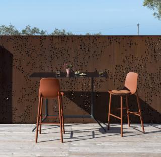 Un grande piano rettangolare fisso liscio per il modello alto da esterno Elephant di Kristalia caratterizzato da un design grafico e essenziale. È completato dalle struttura di sostegno, con base doppia, in alluminio pressofuso verniciato nero che lo rendono riciclabile al 100% e non richiede alcuna manutenzione. Misura L 120 x P 69 x H 105 cm. Prezzo 1.166,32 euro. www.kristalia.it Un grande piano rettangolare fisso liscio per il modello alto da esterno Elephant di Kristalia caratterizzato da un design grafico e essenziale. È completato dalle struttura di sostegno, con base doppia, in alluminio pressofuso verniciato nero che lo rendono riciclabile al 100% e non richiede alcuna manutenzione. Misura L 120 x P 69 x H 105 cm. Prezzo 1.166,32 euro. www.kristalia.it