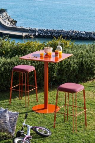 Un'intensa colorazione per il tavolo alto Cocktail di Connubia che ha il piano quadrato sorretto da una base scultorea in metallo verniciato per un uso outdoor  con un basamento rotondo che lo rende stabile e solido. Misura L 70 x P 70 x H 95 cm. Prezzo a partire da 382 euro. Intorno trovano posto gli sgabelli Stulle con la struttura in tondino di metallo trattato e verniciato, completati dalla seduta con imbottitura drenante e rivestimento in tessuto idrorepellente Sunbrella, antimuffa e antimacchia. Misurano L 46 x P 46 x H 79 cm. Prezzo a partire da 273,50 euro. www.connubia.com Un'intensa colorazione per il tavolo alto Cocktail di Connubia che ha il piano quadrato sorretto da una base scultorea in metallo verniciato per un uso outdoor  con un basamento rotondo che lo rende stabile e solido. Misura L 70 x P 70 x H 95 cm. Prezzo a partire da 382 euro. Intorno trovano posto gli sgabelli Stulle con la struttura in tondino di metallo trattato e verniciato, completati dalla seduta con imbottitura drenante e rivestimento in tessuto idrorepellente Sunbrella, antimuffa e antimacchia. Misurano L 46 x P 46 x H 79 cm. Prezzo a partire da 273,50 euro. www.connubia.com