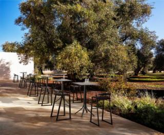 Una base a quattro razze per il tavolo outdoor Push di My Your caratterizzato dal piano quadrato richiudibile che permette di riporlo con facilità. Può resistere agli agenti atmosferici e ad un utilizzo prolungato all’esterno, infatti la struttura è completamente realizzata in alluminio verniciato a polveri epossidiche e il top è in hpl di colore grigio scuro. Misura L 70 x P 70 x H 109 cm. Prezzo 600 euro + IVA. www.myyour.eu Una base a quattro razze per il tavolo outdoor Push di My Your caratterizzato dal piano quadrato richiudibile che permette di riporlo con facilità. Può resistere agli agenti atmosferici e ad un utilizzo prolungato all’esterno, infatti la struttura è completamente realizzata in alluminio verniciato a polveri epossidiche e il top è in hpl di colore grigio scuro. Misura L 70 x P 70 x H 109 cm. Prezzo 600 euro + IVA. www.myyour.eu