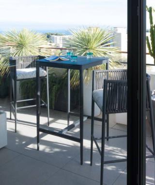 Trova posto anche su un balcone piccolo il tavolo alto outdoor Luce di Unopiù con la struttura in tubolare di alluminio e il piano quadrato nella variante grafite. Misura L 70 x P 70 x H 110 cm. Prezzo 738,10 euro.  Può essere abbinato a sgabelli da bar in metallo o in legno. www.unopiu.com Trova posto anche su un balcone piccolo il tavolo alto outdoor Luce di Unopiù con la struttura in tubolare di alluminio e il piano quadrato nella variante grafite. Misura L 70 x P 70 x H 110 cm. Prezzo 738,10 euro.  Può essere abbinato a sgabelli da bar in metallo o in legno. www.unopiu.com