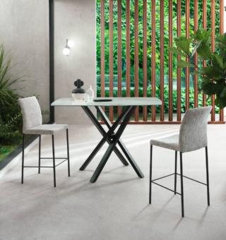 Il tavolo alto Shangai Snack di Riflessi ha le gambe incrociate in alluminio verniciato nella finitura grafite che mettono in risalto il piano quadrato in ceramica antigraffio nella raffinata finitura Bianco Statuario lucido che ricorda le venature del marmo. Misura L 120 x P 120 x H 95 cm. Prezzo 3.013,40. Intorno trovano posto gli sgabelli Gaia con il telaio in acciaio, lo  schienale flessibile e la seduta, con fasce elastiche, imbottita. Misurano L 43 x P 48 x H 75 cm. Prezzo 488 euro cad. www.riflessi.it Il tavolo alto Shangai Snack di Riflessi ha le gambe incrociate in alluminio verniciato nella finitura grafite che mettono in risalto il piano quadrato in ceramica antigraffio nella raffinata finitura Bianco Statuario lucido che ricorda le venature del marmo. Misura L 120 x P 120 x H 95 cm. Prezzo 3.013,40. Intorno trovano posto gli sgabelli Gaia con il telaio in acciaio, lo  schienale flessibile e la seduta, con fasce elastiche, imbottita. Misurano L 43 x P 48 x H 75 cm. Prezzo 488 euro cad. www.riflessi.it