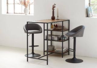 Una struttura in acciaio nero per il  tavolo da bar Trappedal di Jysk che ha il piano rettangolare in MDF con impiallacciatura decorativa nella finitura Rovere; lo stile industrial lo rende facile da ambientare. Lateralmente è dotato di tre comodi ripiani che consentono di avere a portata di mano stoviglie e accessori per la tavola. Misura L 120 x P 60 x H 100 cm. Prezzo 169 euro. www.jysk.it Una struttura in acciaio nero per il  tavolo da bar Trappedal di Jysk che ha il piano rettangolare in MDF con impiallacciatura decorativa nella finitura Rovere; lo stile industrial lo rende facile da ambientare. Lateralmente è dotato di tre comodi ripiani che consentono di avere a portata di mano stoviglie e accessori per la tavola. Misura L 120 x P 60 x H 100 cm. Prezzo 169 euro. www.jysk.it