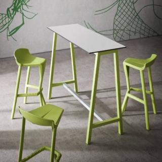 Allegro e colorato il modello Step di Gaber in vendita su Sediarreda ha la struttura in metallo verde mela messa in risalto dal piano rettangolare in laminato bianco; è maneggevole e facile da spostare quando serve. Sotto il piano sono presenti una serie di comodi ganci per appendere le borse e nella parte bassa c'è una comoda barra poggiapiedi. Misura L 120 x P 50 x H 110 cm. Prezzo 680 euro.  www.sediarreda.com Allegro e colorato il modello Step di Gaber in vendita su Sediarreda ha la struttura in metallo verde mela messa in risalto dal piano rettangolare in laminato bianco; è maneggevole e facile da spostare quando serve. Sotto il piano sono presenti una serie di comodi ganci per appendere le borse e nella parte bassa c'è una comoda barra poggiapiedi. Misura L 120 x P 50 x H 110 cm. Prezzo 680 euro.  www.sediarreda.com