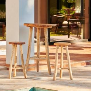 Stile naturale per il tavolo da bar Batang di CASA: è completamente realizzato in legno di teak con un aspetto piacevolmente rustico e ha un piano rotondo di grande spessore. É solido e resistente e può essere usato sia all'aperto sia in casa. Misura Ø 70 x H 110 cm.  Prezzo 249 euro. É abbinato a due sgabelli rotondi coordinati nel materiale e nello stile. Misurano Ø 35 x H 75 cm. Prezzo 99 euro cad. www.casashops.com Stile naturale per il tavolo da bar Batang di CASA: è completamente realizzato in legno di teak con un aspetto piacevolmente rustico e ha un piano rotondo di grande spessore. É solido e resistente e può essere usato sia all'aperto sia in casa. Misura Ø 70 x H 110 cm.  Prezzo 249 euro. É abbinato a due sgabelli rotondi coordinati nel materiale e nello stile. Misurano Ø 35 x H 75 cm. Prezzo 99 euro cad. www.casashops.com