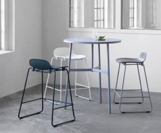 Le tonalità del grigio per il tavolo da bar Union Table di Normann Copenhaghen. Il piano rotondo è in laminato ad alta pressione Arpa Fenix nano-rivestito che garantisce una superficie priva di impronte e una maggiore resistenza ai graffi; le gambe sono in acciaio verniciato a polvere. Misura Ø 80 x H 95,5 cm. Prezzo 1.135 euro. Gli sgabelli nelle sfumature del blu ne sottolineano lo stile nordico, senza tempo. www.normann-copenhagen.com Le tonalità del grigio per il tavolo da bar Union Table di Normann Copenhaghen. Il piano rotondo è in laminato ad alta pressione Arpa Fenix nano-rivestito che garantisce una superficie priva di impronte e una maggiore resistenza ai graffi; le gambe sono in acciaio verniciato a polvere. Misura Ø 80 x H 95,5 cm. Prezzo 1.135 euro. Gli sgabelli nelle sfumature del blu ne sottolineano lo stile nordico, senza tempo. www.normann-copenhagen.com