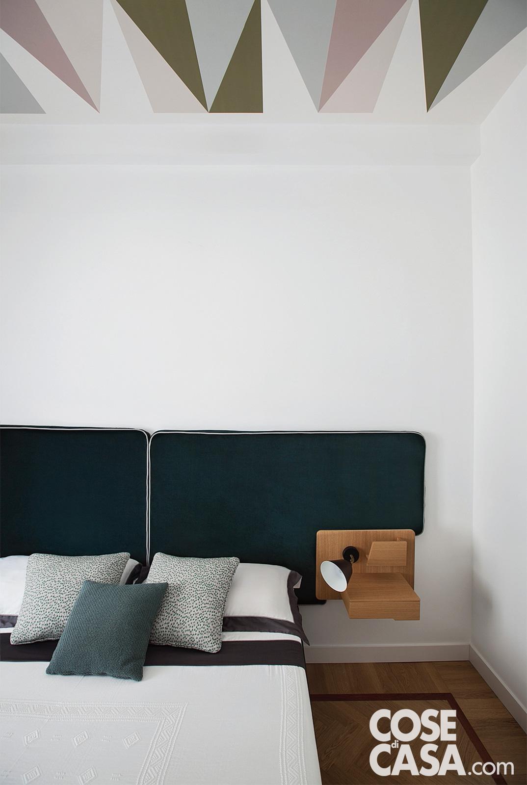 Testata imbottita in velluto blu con comodino integrato in legno di rovere Testata imbottita in velluto blu con comodino integrato in legno di rovere