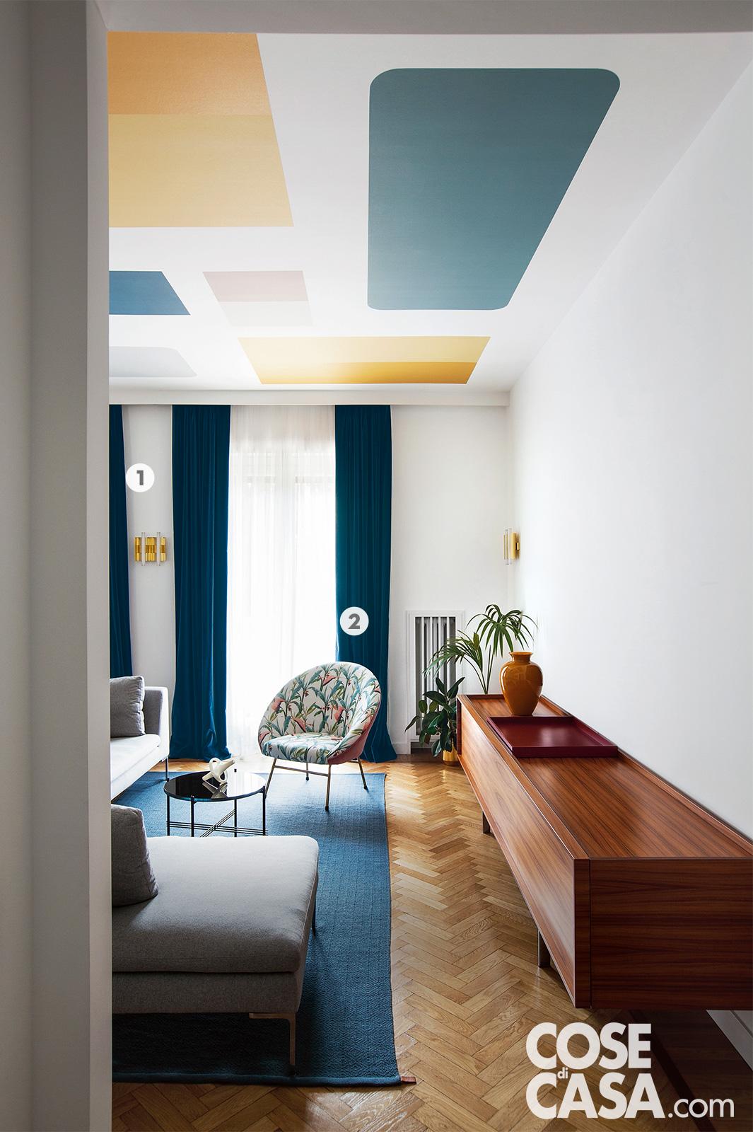 Nella zona conversazione madia e poltroncina vintage rimessa con tessuto coordinato con i colori del soffitto Nella zona conversazione madia e poltroncina vintage rimessa con tessuto coordinato con i colori del soffitto