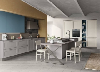 Si articola intorno all'isola centrale, attrezzata con la zona lavaggio e il tavolo snack laterale, la cucina Iris di CREO Kitchens. Le ante a telaio delle basi e della colonne a parete sono realizzate in frassino laccato poro aperto nei colori nebbia e lino. I pensili verticali con le ante lisce, in un'intensa colorazione blu, aumentano la capacità contenitiva. Un modulo base da 60 cm con due cestoni escluso top, prezzo 390 euro + IVA. www.creokitchens.it Si articola intorno all'isola centrale, attrezzata con la zona lavaggio e il tavolo snack laterale, la cucina Iris di CREO Kitchens. Le ante a telaio delle basi e della colonne a parete sono realizzate in frassino laccato poro aperto nei colori nebbia e lino. I pensili verticali con le ante lisce, in un'intensa colorazione blu, aumentano la capacità contenitiva. Un modulo base da 60 cm con due cestoni escluso top, prezzo 390 euro + IVA. www.creokitchens.it
