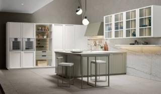 Tonalità pastello per il modello che fa parte della collezione Eclettica di Scandola Mobili: al centro trova posto l'isola con le ante a telaio in legno massello verniciato ad acqua verde chiaro come la cappa a camino. A parete sono posizionati una serie di pensili con ante a vetro e le colonne, con una scenografica “cantinetta” a vista, che aumentano la capacità contenitiva della composizione. Un modulo base da 60 cm con anta, prezzo 555 euro. www.scandolamobili.it Tonalità pastello per il modello che fa parte della collezione Eclettica di Scandola Mobili: al centro trova posto l'isola con le ante a telaio in legno massello verniciato ad acqua verde chiaro come la cappa a camino. A parete sono posizionati una serie di pensili con ante a vetro e le colonne, con una scenografica “cantinetta” a vista, che aumentano la capacità contenitiva della composizione. Un modulo base da 60 cm con anta, prezzo 555 euro. www.scandolamobili.it