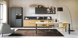 Effetto bicolore per la cucina Pratica 21 di La Casa Moderna che si sviluppa linearmente a parete. Le basi hanno le ante lisce in laccato opaco in una luminosità tonalità calda in contrasto con quella delle colonne e dei pensili nei toni del grigio. Il top e lo schienale sono realizzati in laminato color lavagna come lo zoccolo. Un modulo base da 60 cm con anta, apertura con maniglia, zoccolo, top in laminato, prezzo a partire da 320 euro. www.lacasamoderna.com Effetto bicolore per la cucina Pratica 21 di La Casa Moderna che si sviluppa linearmente a parete. Le basi hanno le ante lisce in laccato opaco in una luminosità tonalità calda in contrasto con quella delle colonne e dei pensili nei toni del grigio. Il top e lo schienale sono realizzati in laminato color lavagna come lo zoccolo. Un modulo base da 60 cm con anta, apertura con maniglia, zoccolo, top in laminato, prezzo a partire da 320 euro. www.lacasamoderna.com