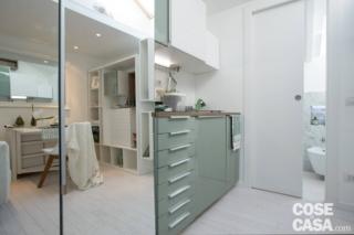 La zona cottura Metod di Ikea, incassata tra l’armadio Pax di Ikea e la parete del bagno per apparire quasi bidimensionale nell’ingombro, si distingue dal resto dell’arredo per la tinta verde salvia delle ante lucide Kallarp, rese più eleganti dal contrasto con il piano di noce scuro. Lo spazio disponibile è studiato al centimetro e le ante specchiate dell’armadio riflettono luce e prospettive, raddoppiando illusoriamente la superficie del mini appartamento.
La cucina Metod di Ikea, con ante Kallarp lucide color verde salvia, è costruita sartorialmente al millimetro, per sfruttare al meglio la funzionalità di volumi e piano di lavoro. In questo modo anche un blocco di ridotte dimensioni come questo riesce ad ospitare lavello, piano cottura a induzione, lavastoviglie, base contenitiva a cassetti, pensili di diverse dimensioni e una serie di utili accessori a parete, perfetti per utensili e piccole stoviglie. La zona cottura Metod di Ikea, incassata tra l’armadio Pax di Ikea e la parete del bagno per apparire quasi bidimensionale nell’ingombro, si distingue dal resto dell’arredo per la tinta verde salvia delle ante lucide Kallarp, rese più eleganti dal contrasto con il piano di noce scuro. Lo spazio disponibile è studiato al centimetro e le ante specchiate dell’armadio riflettono luce e prospettive, raddoppiando illusoriamente la superficie del mini appartamento.
La cucina Metod di Ikea, con ante Kallarp lucide color verde salvia, è costruita sartorialmente al millimetro, per sfruttare al meglio la funzionalità di volumi e piano di lavoro. In questo modo anche un blocco di ridotte dimensioni come questo riesce ad ospitare lavello, piano cottura a induzione, lavastoviglie, base contenitiva a cassetti, pensili di diverse dimensioni e una serie di utili accessori a parete, perfetti per utensili e piccole stoviglie.