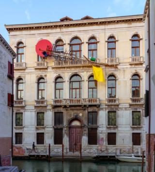 installazione di Sterling Ruby (foto Andrea Avezzù, courtesy Berggruen Arts & Culture) installazione di Sterling Ruby (foto Andrea Avezzù, courtesy Berggruen Arts & Culture)