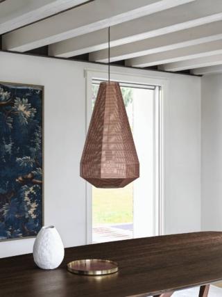 Una forma insolita per la lampada a sospensione a sviluppo verticale Pandora di Bontempi Casa: il corpo geometrico è completamente realizzato in metallo traforato e laccato laccato oro rosa come il rosone. La finitura e la colorazione raffinata la rendono un pezzo che può essere collocato in ambienti sia moderni sia classici. Misura L38 x P 38 x H 65 cm. Prezzo 794 euro + IVA. www.bontempi.it Una forma insolita per la lampada a sospensione a sviluppo verticale Pandora di Bontempi Casa: il corpo geometrico è completamente realizzato in metallo traforato e laccato laccato oro rosa come il rosone. La finitura e la colorazione raffinata la rendono un pezzo che può essere collocato in ambienti sia moderni sia classici. Misura L38 x P 38 x H 65 cm. Prezzo 794 euro + IVA. www.bontempi.it