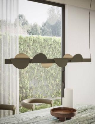 Una serie di elementi magnetici, a forma di cerchio o di semicerchio, possono essere applicati alla barra con doppia fascia Led e fianchi in metallo per personalizzare, con composizioni sempre diverse, la sospensione Sundown di Ronda Design. La lampada può essere posizionata, sia orizzontalmente sia verticalmente, tramite cavi di acciaio. È disponibile in numerose e raffinate varianti di colore. Misura L 160/180 cm. Prezzo a partire da 549 euro. www.rondadesign.it Una serie di elementi magnetici, a forma di cerchio o di semicerchio, possono essere applicati alla barra con doppia fascia Led e fianchi in metallo per personalizzare, con composizioni sempre diverse, la sospensione Sundown di Ronda Design. La lampada può essere posizionata, sia orizzontalmente sia verticalmente, tramite cavi di acciaio. È disponibile in numerose e raffinate varianti di colore. Misura L 160/180 cm. Prezzo a partire da 549 euro. www.rondadesign.it