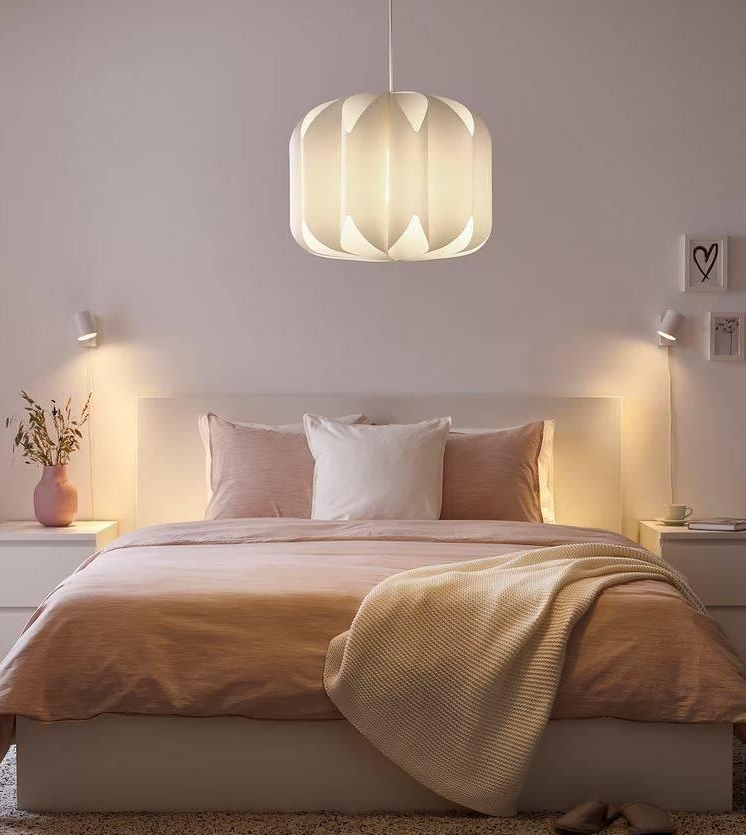La lampada a sospensione in camera da letto fa luce al comodino