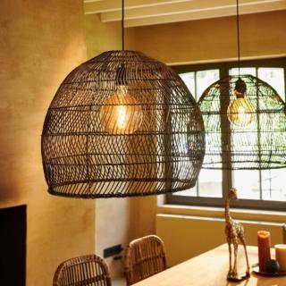 Ha il grande paralume rotondo realizzato in Rattan nero intrecciato la sospensione Lewis di CASA che sta bene in un ambiente stile coloniale o accostata ad arredi design. Una coppia, posizionata sopra il lungo tavolo rettangolare, crea suggestivi giochi di luce sul soffitto e sul piano. Misura Ø 57 x H 47 cm. Prezzo 79 euro. www.casashops.com Ha il grande paralume rotondo realizzato in Rattan nero intrecciato la sospensione Lewis di CASA che sta bene in un ambiente stile coloniale o accostata ad arredi design. Una coppia, posizionata sopra il lungo tavolo rettangolare, crea suggestivi giochi di luce sul soffitto e sul piano. Misura Ø 57 x H 47 cm. Prezzo 79 euro. www.casashops.com