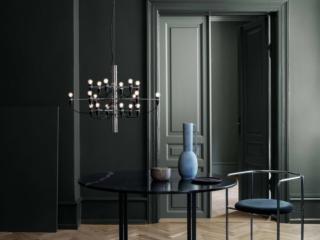 Scenografico e elegante il lampadario a sospensione 2097/18 di Flos che emana una luce diffusa grazie alla struttura centrale in ferro con i bracci in ottone, tutti cromati, su cui trovano posto le lampadine con i cavi di alimentazione neri a vista. Il suo design ricorda i modelli a braccio del passato, ma riletto in chiave contemporanea. Misura Ø 69 x H 51 cm. Prezzo 1.800 euro. www.flos.com Scenografico e elegante il lampadario a sospensione 2097/18 di Flos che emana una luce diffusa grazie alla struttura centrale in ferro con i bracci in ottone, tutti cromati, su cui trovano posto le lampadine con i cavi di alimentazione neri a vista. Il suo design ricorda i modelli a braccio del passato, ma riletto in chiave contemporanea. Misura Ø 69 x H 51 cm. Prezzo 1.800 euro. www.flos.com