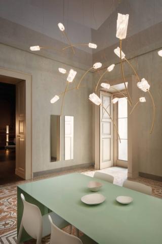 La sospensione Tulip di Slamp è leggera e romantica: è composta da una serie di tulipani sospesi con le corolle in Lentiflex, modellate a mano, montate su steli in ottone spazzolato. I fiori luminosi grazie ai Led sono sospesi per mezzo di cavi di acciaio che risultano quasi invisibili. È disponibile con configurazioni diverse,  plug & play (7 o 14 fiori discendono da un rosone in ottone spazzolato rettangolare o rotondo) o free standing, dove con multipli di 14 si può configurare a piacere la propria installazione. Prezzo a partire da 2.075 euro. www.slamp.com La sospensione Tulip di Slamp è leggera e romantica: è composta da una serie di tulipani sospesi con le corolle in Lentiflex, modellate a mano, montate su steli in ottone spazzolato. I fiori luminosi grazie ai Led sono sospesi per mezzo di cavi di acciaio che risultano quasi invisibili. È disponibile con configurazioni diverse,  plug & play (7 o 14 fiori discendono da un rosone in ottone spazzolato rettangolare o rotondo) o free standing, dove con multipli di 14 si può configurare a piacere la propria installazione. Prezzo a partire da 2.075 euro. www.slamp.com