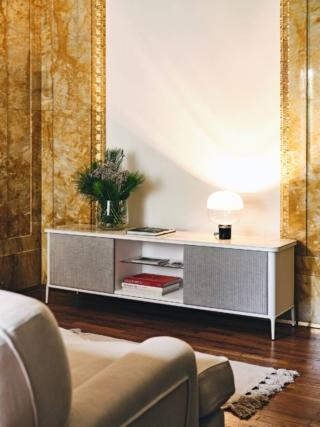 Due ante a battente in legno rivestite in tessuto grigio chiaro, separate da un ampio vano centrale, per Lea di Midj la madia con il top in ceramica marmo lucido calacatta. La struttura poggia su quattro piedini sottili bianchi. Misura L 180 x P 40 x H 55 cm. Prezzo a partire da 2.274 euro. www.midj.com Due ante a battente in legno rivestite in tessuto grigio chiaro, separate da un ampio vano centrale, per Lea di Midj la madia con il top in ceramica marmo lucido calacatta. La struttura poggia su quattro piedini sottili bianchi. Misura L 180 x P 40 x H 55 cm. Prezzo a partire da 2.274 euro. www.midj.com