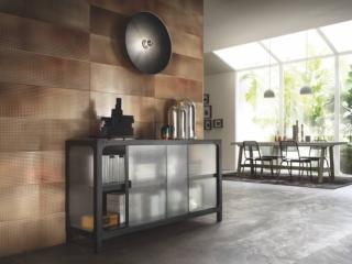 Fa parte della collezione Diesel Get Together di Scavolini la madia Misfit Chest che è caratterizzata da due ante a telaio scorrevoli in vetro Soft Industrial Glass montate su una strutttura in metallo verniciato nella tonalità Coal Black che crea un raffinato contrasto. Misura L 150 x P 45 x H 82,5 cm. Prezzo su richiesta.  www.scavolini.com Fa parte della collezione Diesel Get Together di Scavolini la madia Misfit Chest che è caratterizzata da due ante a telaio scorrevoli in vetro Soft Industrial Glass montate su una strutttura in metallo verniciato nella tonalità Coal Black che crea un raffinato contrasto. Misura L 150 x P 45 x H 82,5 cm. Prezzo su richiesta.  www.scavolini.com