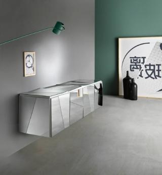 Sembra una scultura la madia sospesa Psiche di TonelliDesign: ha la struttura completamente rivestita in vetro a specchio e laccata bianca. È in grado di riflettere la luce e le immagini, ampliando la profondità dell'ambiente in cui è collocata. L'insolita finitura la trasforma in un pezzo che può essere accostato sia ad arredi moderni sia classici.  Misura L 207 x P 54 x H 74 cm. Prezzo a partire da 3.280 euro. www.tonellidesign.it Sembra una scultura la madia sospesa Psiche di TonelliDesign: ha la struttura completamente rivestita in vetro a specchio e laccata bianca. È in grado di riflettere la luce e le immagini, ampliando la profondità dell'ambiente in cui è collocata. L'insolita finitura la trasforma in un pezzo che può essere accostato sia ad arredi moderni sia classici.  Misura L 207 x P 54 x H 74 cm. Prezzo a partire da 3.280 euro. www.tonellidesign.it