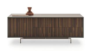 Minimal, in legno brown effetto intarsio e piedini sottili in metallo,  ha un'anta e due ampi cassetti. La soluzione ideale per riporre la biancheria per la tavola e organizzare il bar. Eric di Ditre Italia (www.ditreitalia.com) è in mdf impiallacciato noce, ma è disponibile anche nelle finiture antracite e grey wood. Il basamento è in metallo. Nella misura L 181 x P 53 x H 64 cm prezzo 3.314 euro. Minimal, in legno brown effetto intarsio e piedini sottili in metallo,  ha un'anta e due ampi cassetti. La soluzione ideale per riporre la biancheria per la tavola e organizzare il bar. Eric di Ditre Italia (www.ditreitalia.com) è in mdf impiallacciato noce, ma è disponibile anche nelle finiture antracite e grey wood. Il basamento è in metallo. Nella misura L 181 x P 53 x H 64 cm prezzo 3.314 euro.