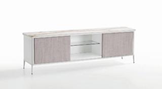 Bianca con top effetto marmo, ripiano in vetro e ante in tessuto, è un buon compromesso per chi ricerca l'essenzialità ma non disdegna un tocco decorativo. Ante a battente in mdf rivestito in tessuto e top in ceramica per Lea di Midj (www.midj.com), sostenuta da piedini in acciaio. Misura L 180 x P 40 x H 55 cm. Prezzo da 1.818 euro. Bianca con top effetto marmo, ripiano in vetro e ante in tessuto, è un buon compromesso per chi ricerca l'essenzialità ma non disdegna un tocco decorativo. Ante a battente in mdf rivestito in tessuto e top in ceramica per Lea di Midj (www.midj.com), sostenuta da piedini in acciaio. Misura L 180 x P 40 x H 55 cm. Prezzo da 1.818 euro.