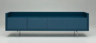 Azzurro polvere desaturato: un colore di tendenza per questo mobile che ha fianchi e schienale spessi 5 cm, realizzati con sistema folding che crea un vano utile per il passaggio di cavi elettrici. Con struttura laccata satinata e frontali lucidi Liagò di B&B Italia (www.bebitalia.com) ha interni in melaminico grigio anti impronta e antigraffio e ripiani in vetro fumé. Misura L 250 x P 65 x H 73,5 cm. Prezzo 9.393 euro.