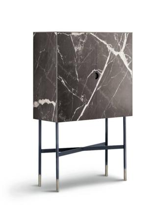 In versione mobile bar, ha un ripiano in cristallo, cassetti interni, vano portabottiglie e supporto portacalici. Madison Superior di Bontempi (www.bontempi.it) ha struttura in legno e telaio in acciaio laccato grigio chiaro. Piedini decorativi e maniglie sono in acciaio laccato argento naturale. Top, fianchi e ante in supermarmo grigio venato bianco lucido. Misura L 102 x P 45 x H 163 cm. Prezzo 7.440 + Iva. In versione mobile bar, ha un ripiano in cristallo, cassetti interni, vano portabottiglie e supporto portacalici. Madison Superior di Bontempi (www.bontempi.it) ha struttura in legno e telaio in acciaio laccato grigio chiaro. Piedini decorativi e maniglie sono in acciaio laccato argento naturale. Top, fianchi e ante in supermarmo grigio venato bianco lucido. Misura L 102 x P 45 x H 163 cm. Prezzo 7.440 + Iva.